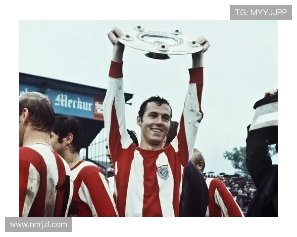 弗朗茨·贝肯鲍尔：足球场上的传奇之路与战术创新